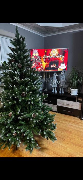 Ялинка штучна з снігом і шишками як жива велика