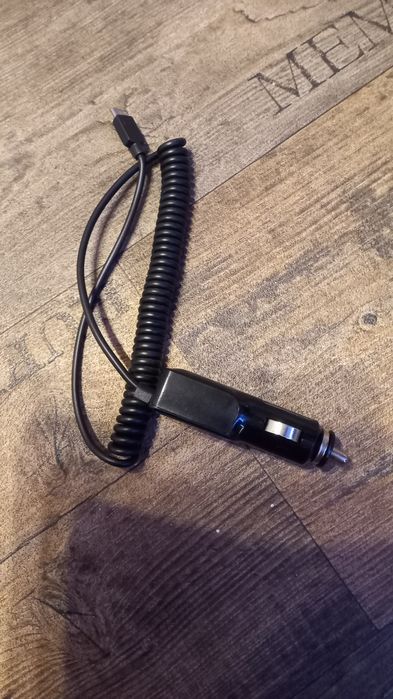 Nowa ładowarką do telefonu z przejściem