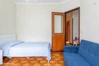 34827 - Quarto com cama de solteiro, com varanda, em apartamento...