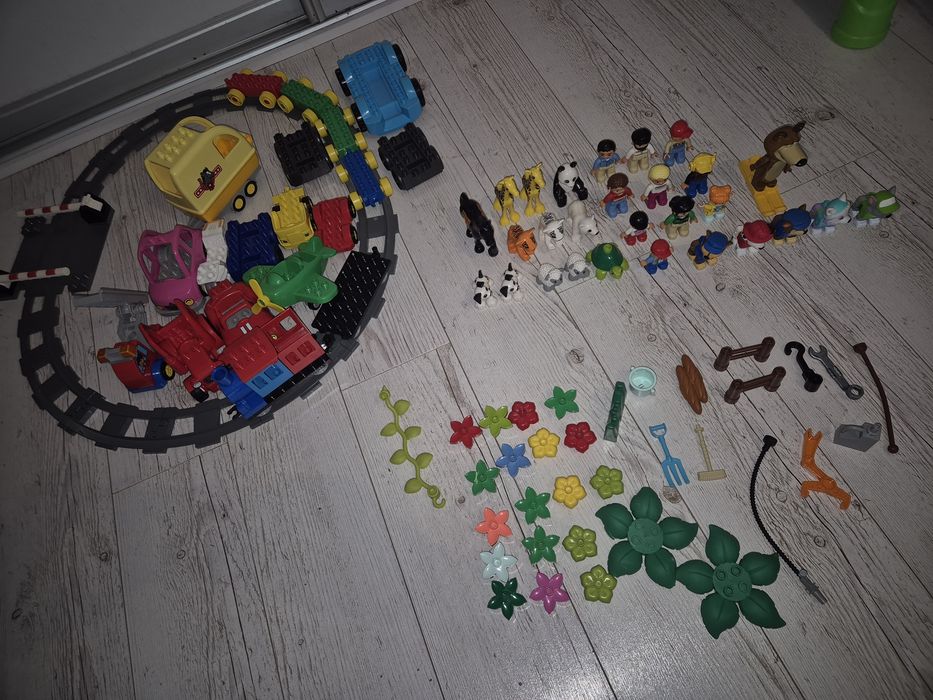 Duży zestaw klocków Lego Duplo ze stolikiem 6 kg