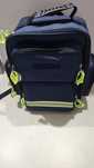Mochila azul tipo primeiros socorroa