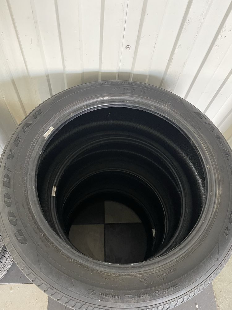 Продам комплект резины R 18 225/50 GOODYEAR
