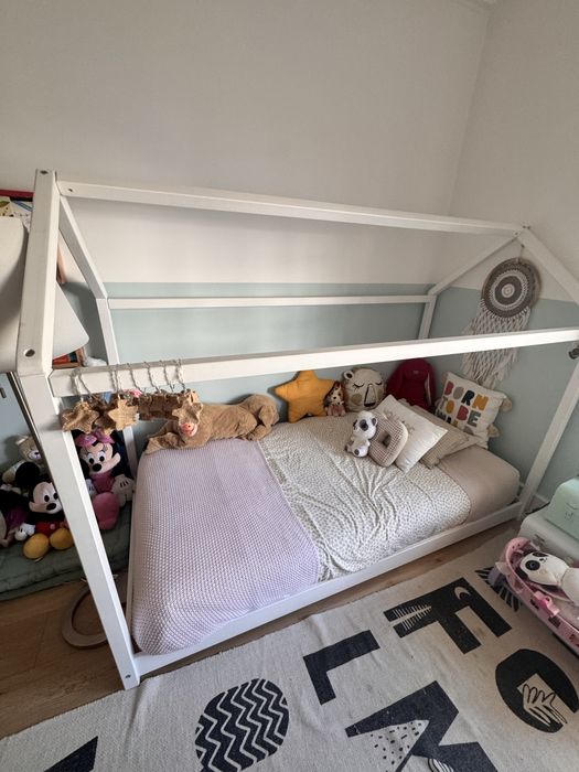 Cama branca tipo casa Montessori