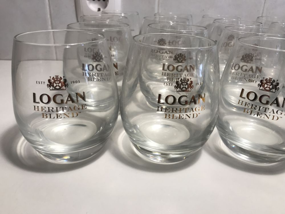 Copos e porta chaves marca de whiskey Logan