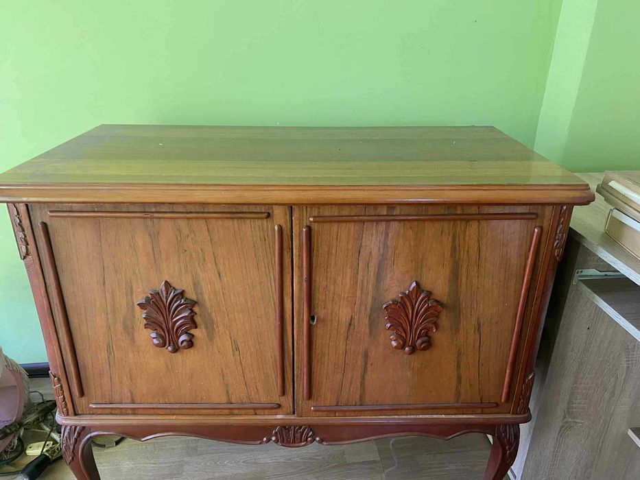 Komoda w stylu ludwikowskim.