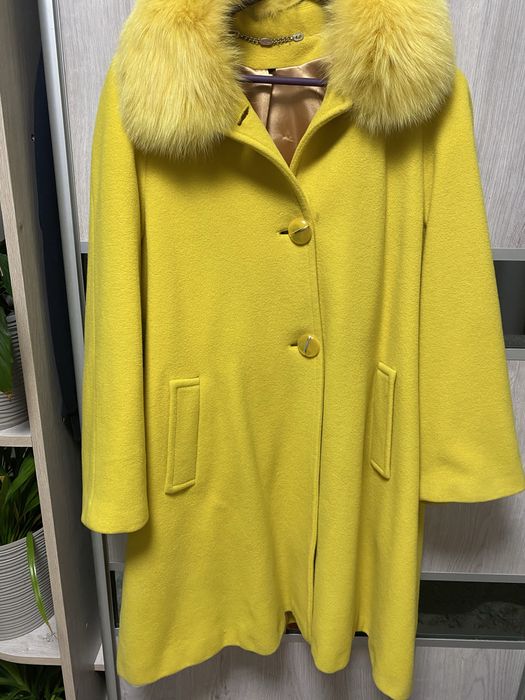 Пальто жіноче яскравого жовтого кольору