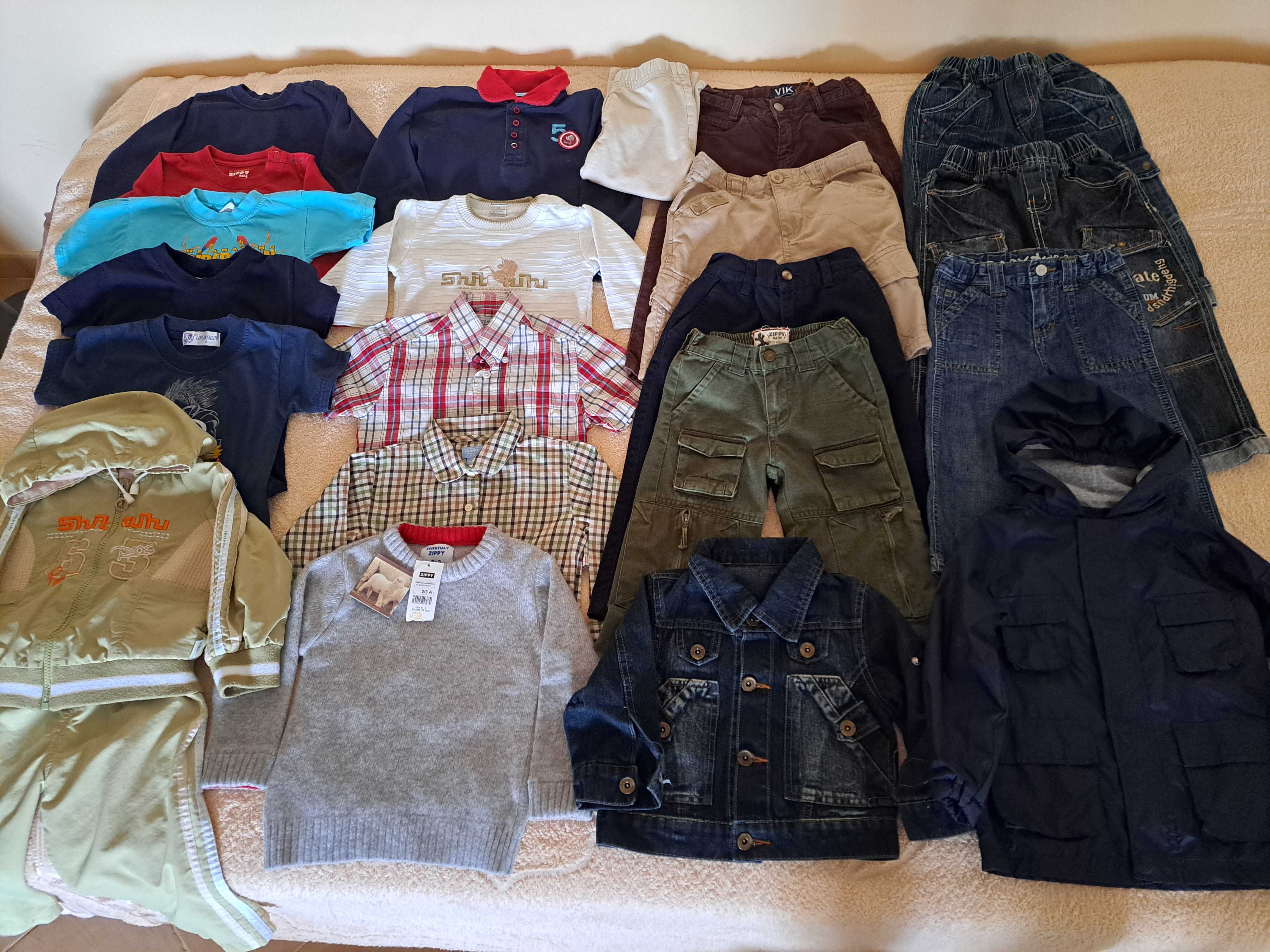 Lote de roupa de menino com 85 peças dos 0-2 anos.