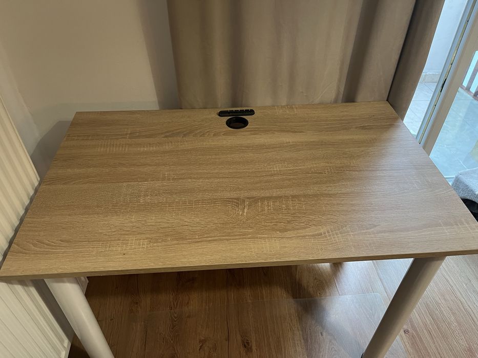 Biurko z wkręcanymi nogami