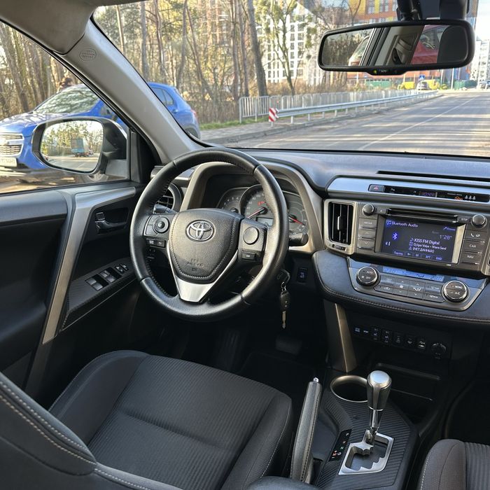 Toyota rav4  2013 года