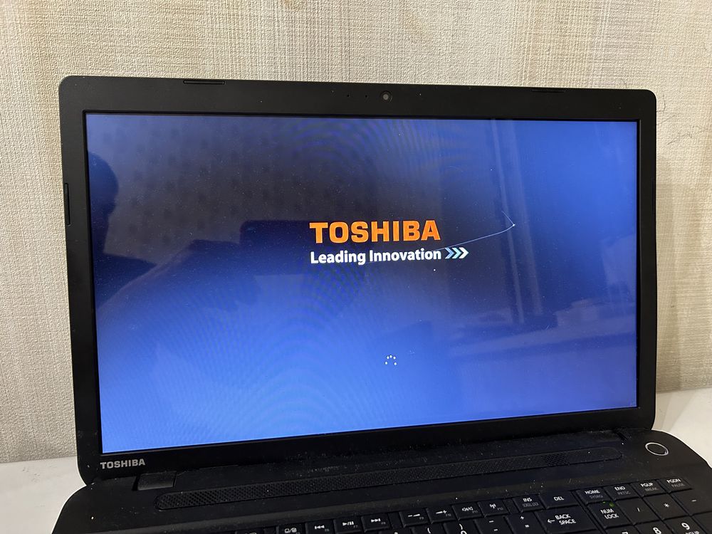 Ноутбук Toshiba Satellite C75D-B7100 AMD A8-6410 8GB 500GB 17.3"