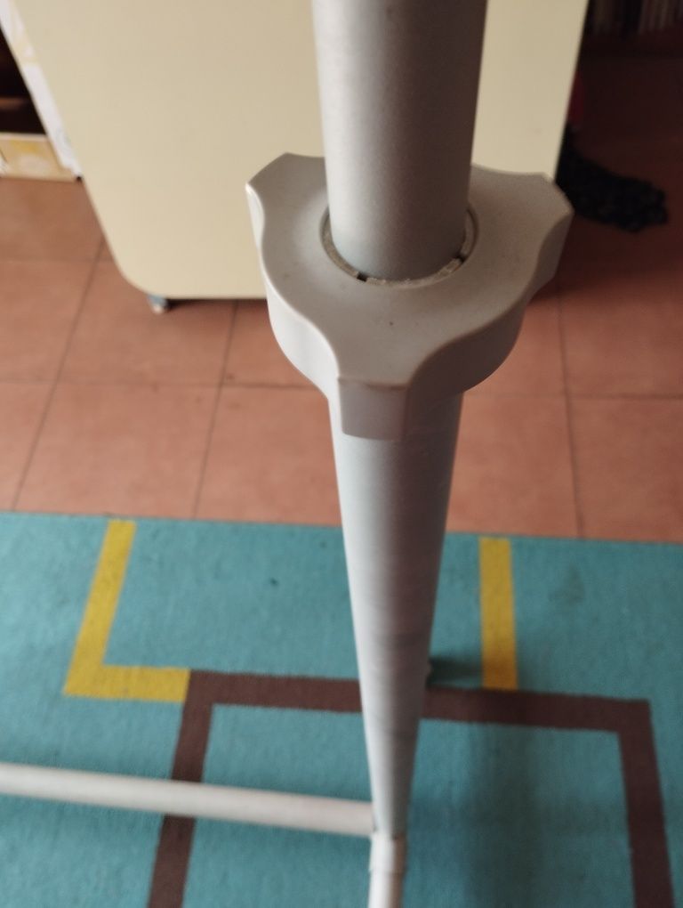 Suporte cabide em ferro com rodas
