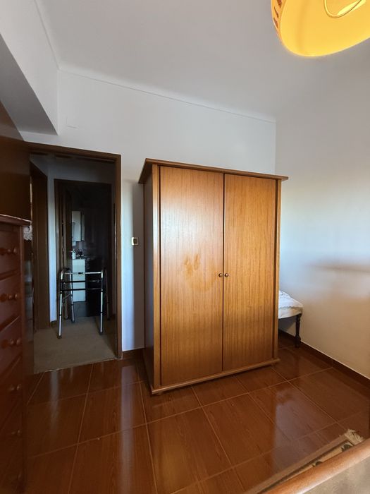 Roupeiro de Madeira com Arrumação Ampla e Barra para Cabides