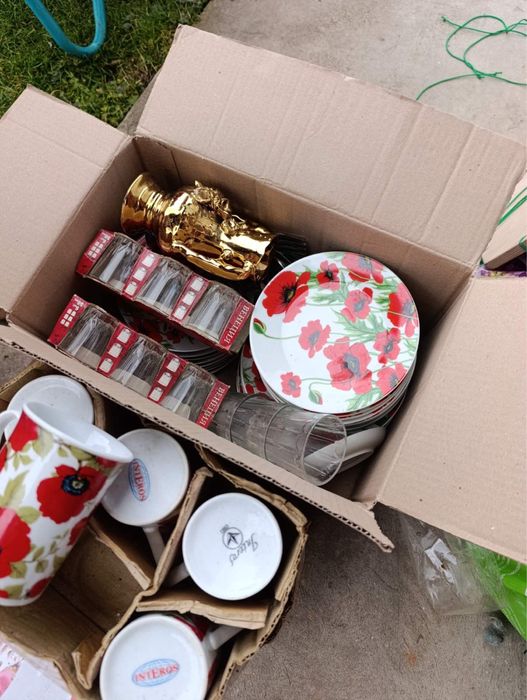 Посуд тарілки горнята