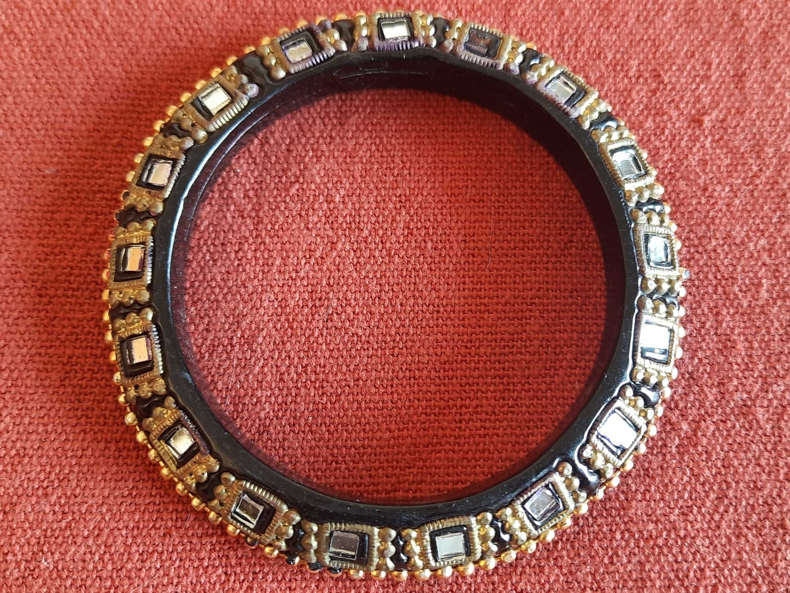 Conjunto de acessórios vintage de senhora (3 pulseiras e 2 colares)