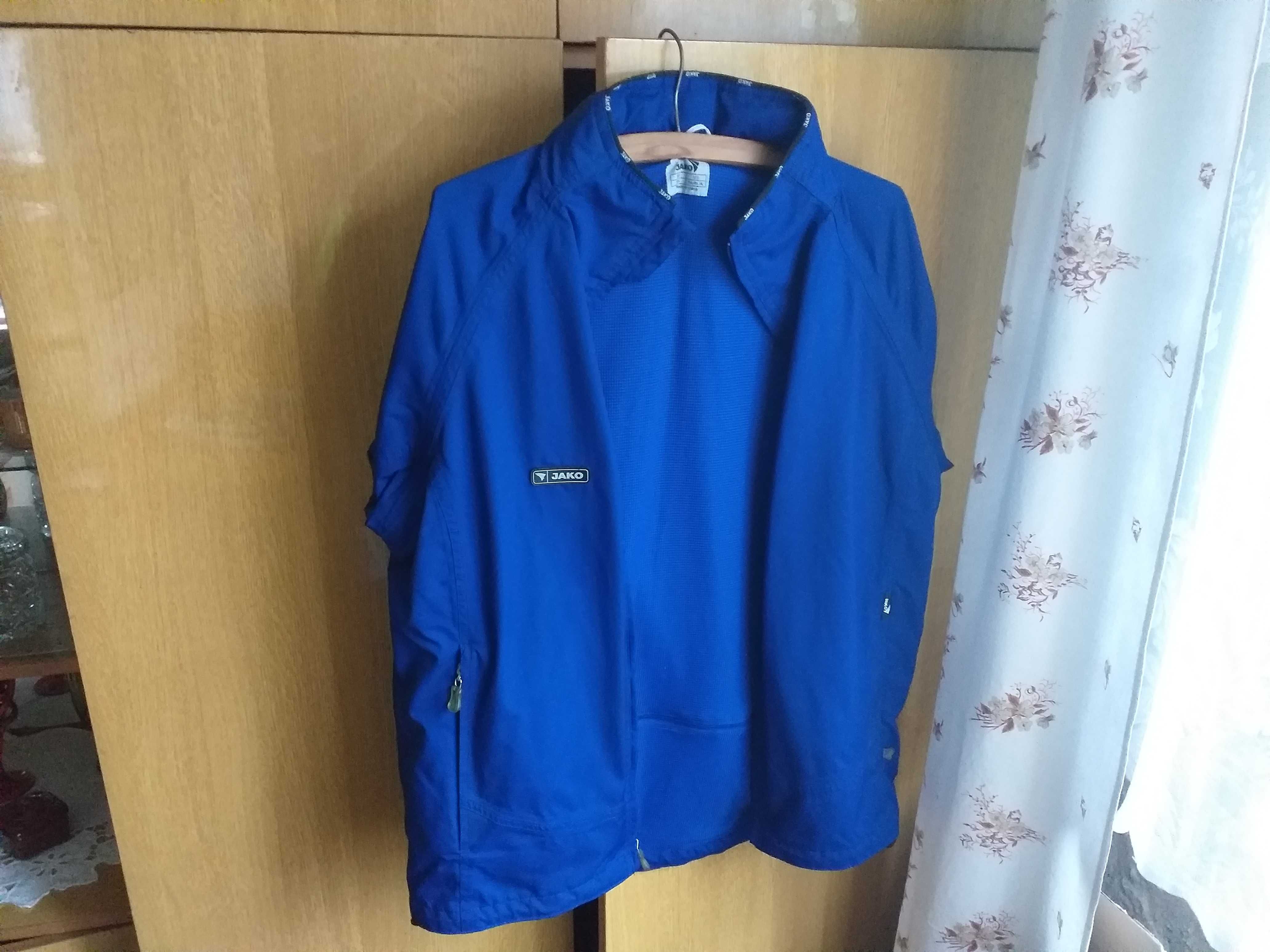 Mam do sprzedania niebieskie nieprzemakalną kurtkę firmy JAKO .
