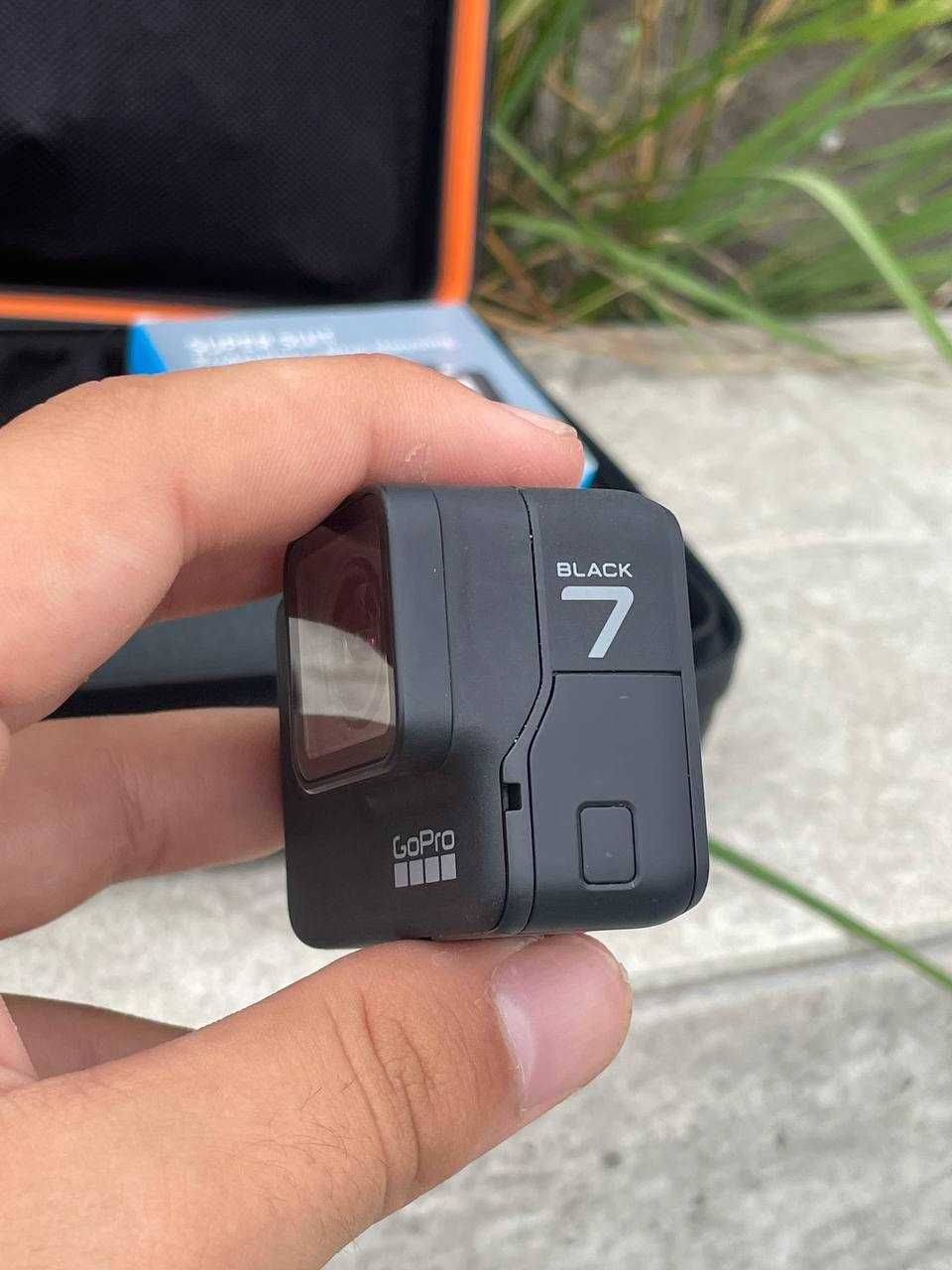 Екшн камера GoPro HERO7 Black в чудовому стані та з комплектом
