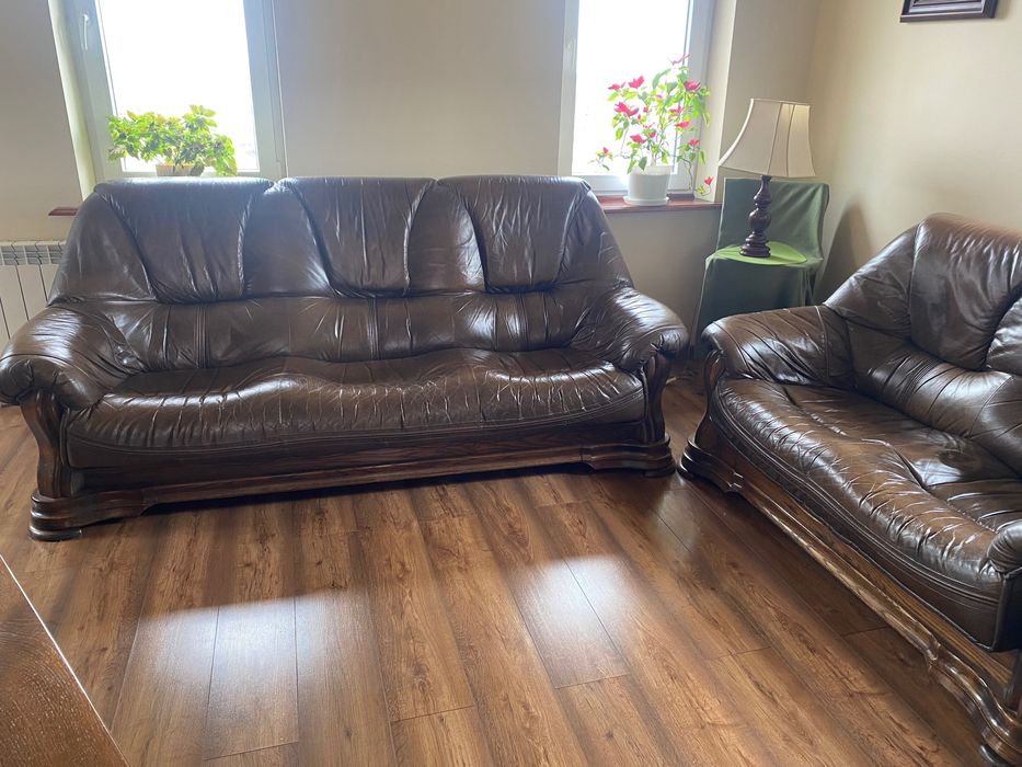 Zestaw 2 sof skórzanych,  na drewnianych podstawach