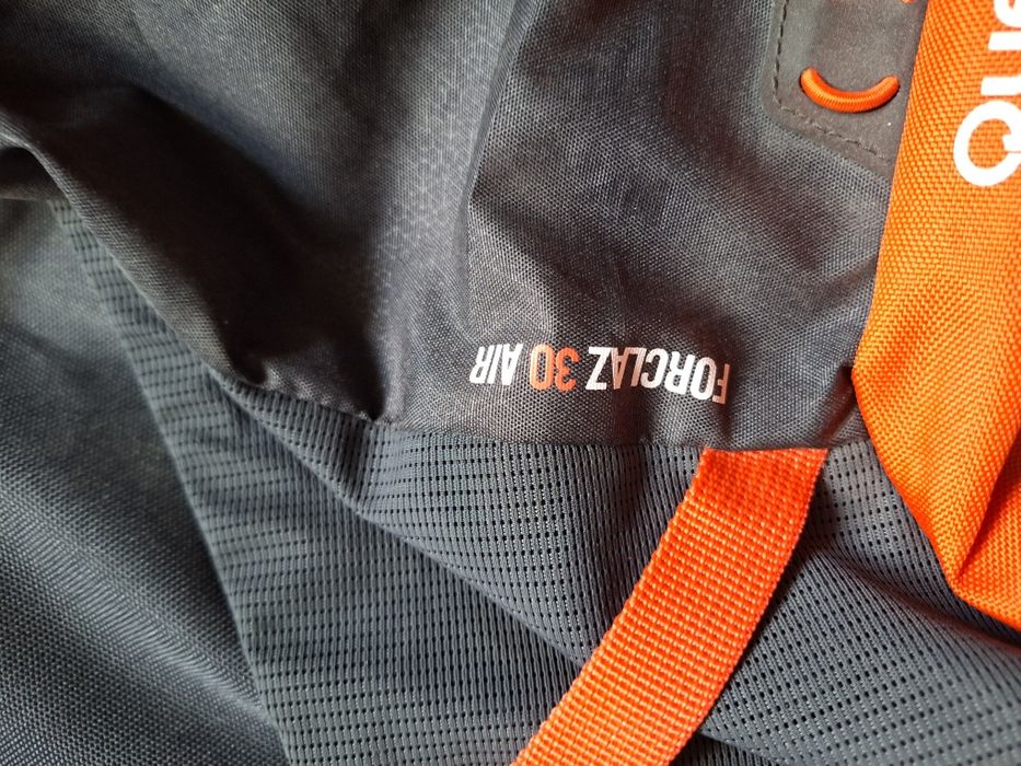 Plecak trekkingowy/górskie wyprawy Nowy Quechua Forclaz 30 Air Czarny