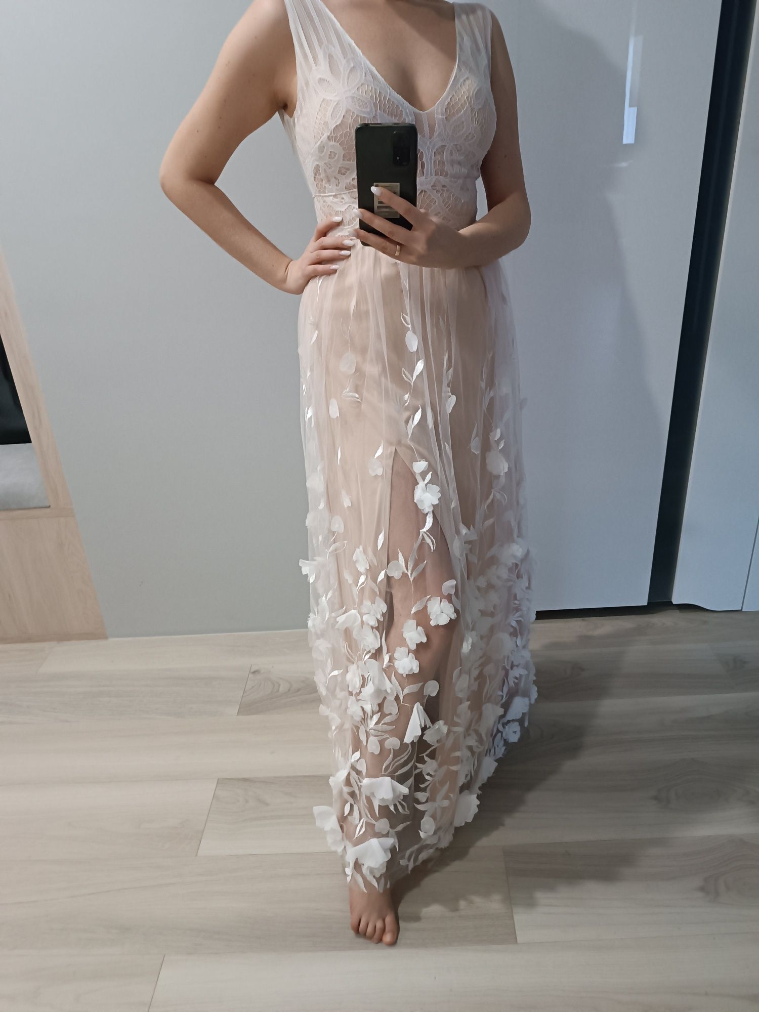 Sukienka MAXI z ozdobną koronką i kwiatami beżowo-biała