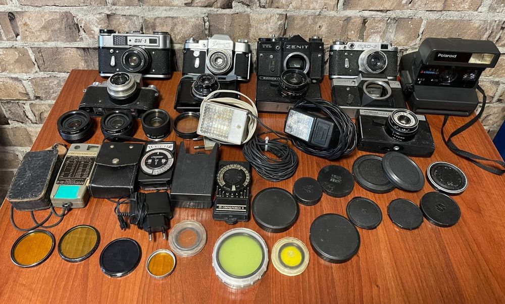 Продам старые фотоопараты, линзы, крышки, вспышки, конвертеры, и тд.