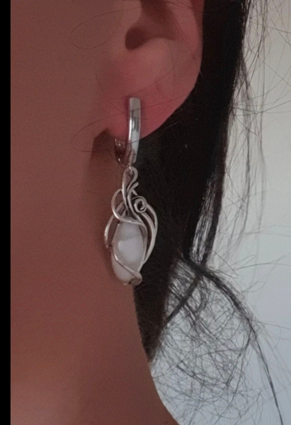 Kolczyki zakręcone z białym oczkiem, 4.5 cm
