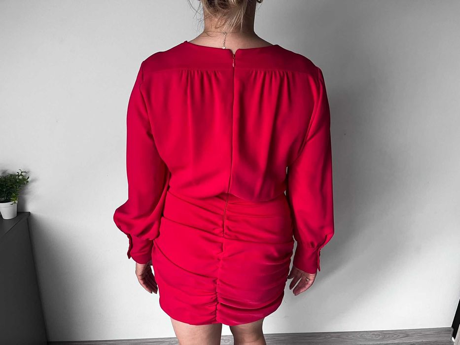 Elegancka czerwona sukienka