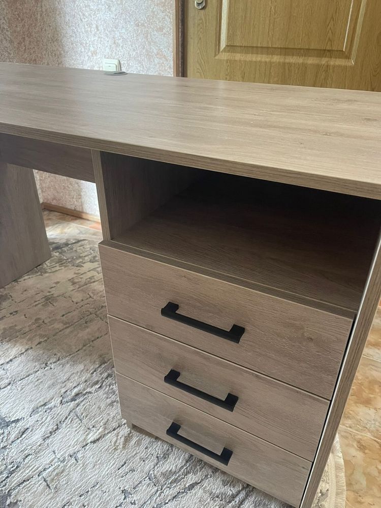 Продаю комп’ютерний стіл 120×60.