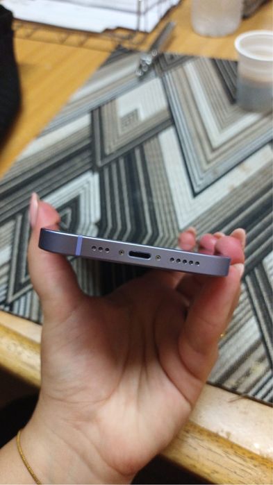 Iphone 12 roxo em otimo estado apenas um arranjam na tela da frente