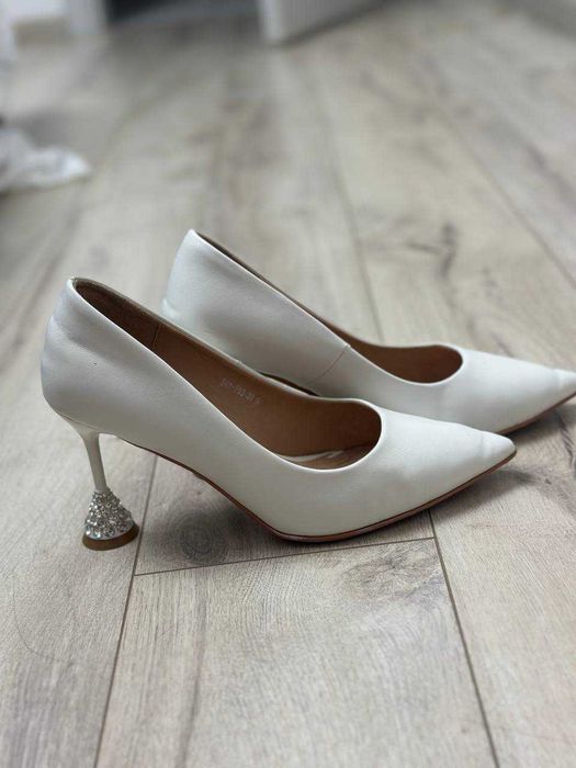туфлі білі лодочки човники на каблуку стаканчику