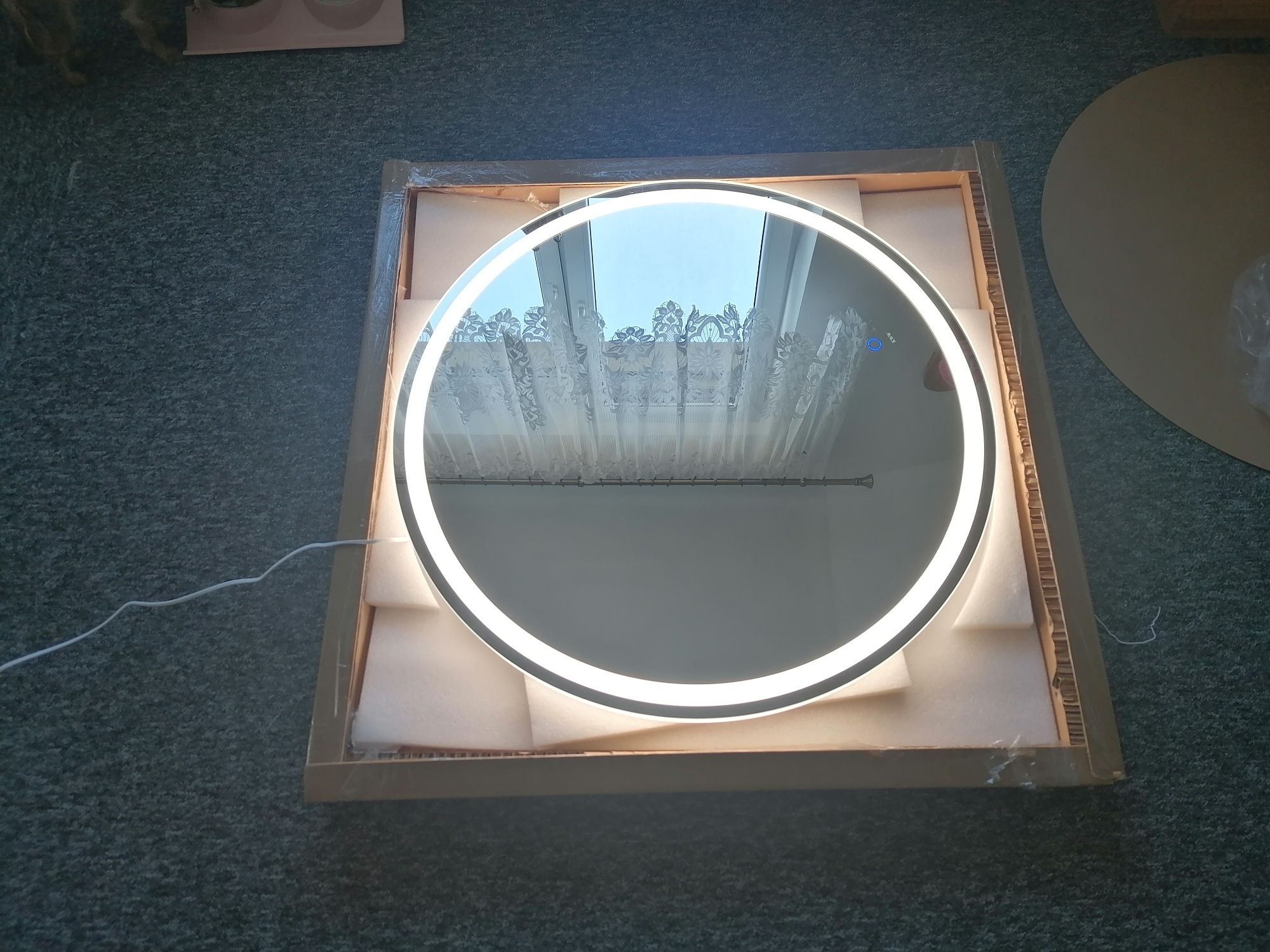 Lustro z oświetleniem LED