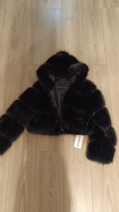Czarne krótkie futerko z kapturem
