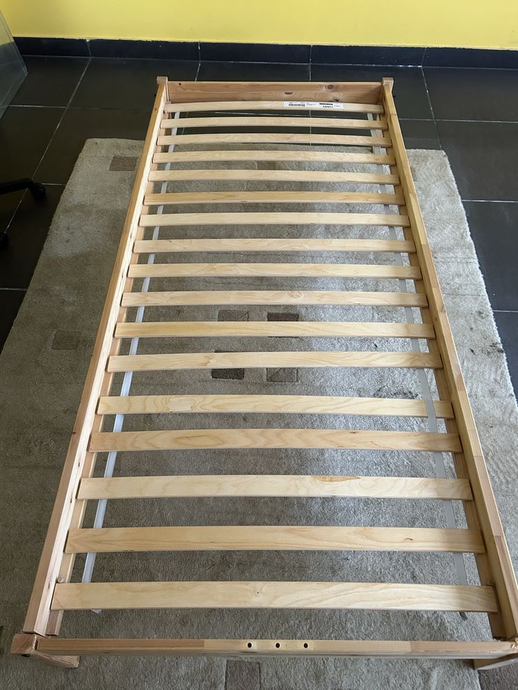 Cama de solteiro em pinho com estrado