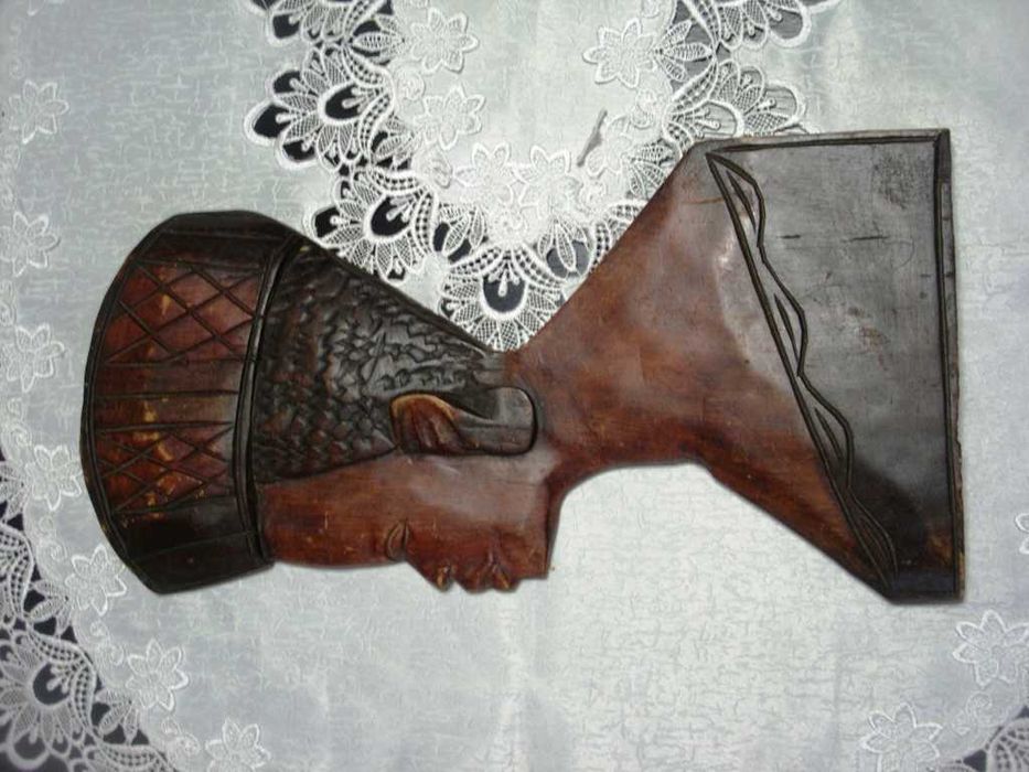 Maska afrykańska plemienna drewniana. Rękodzieło z Ghana. płaskorzeźba