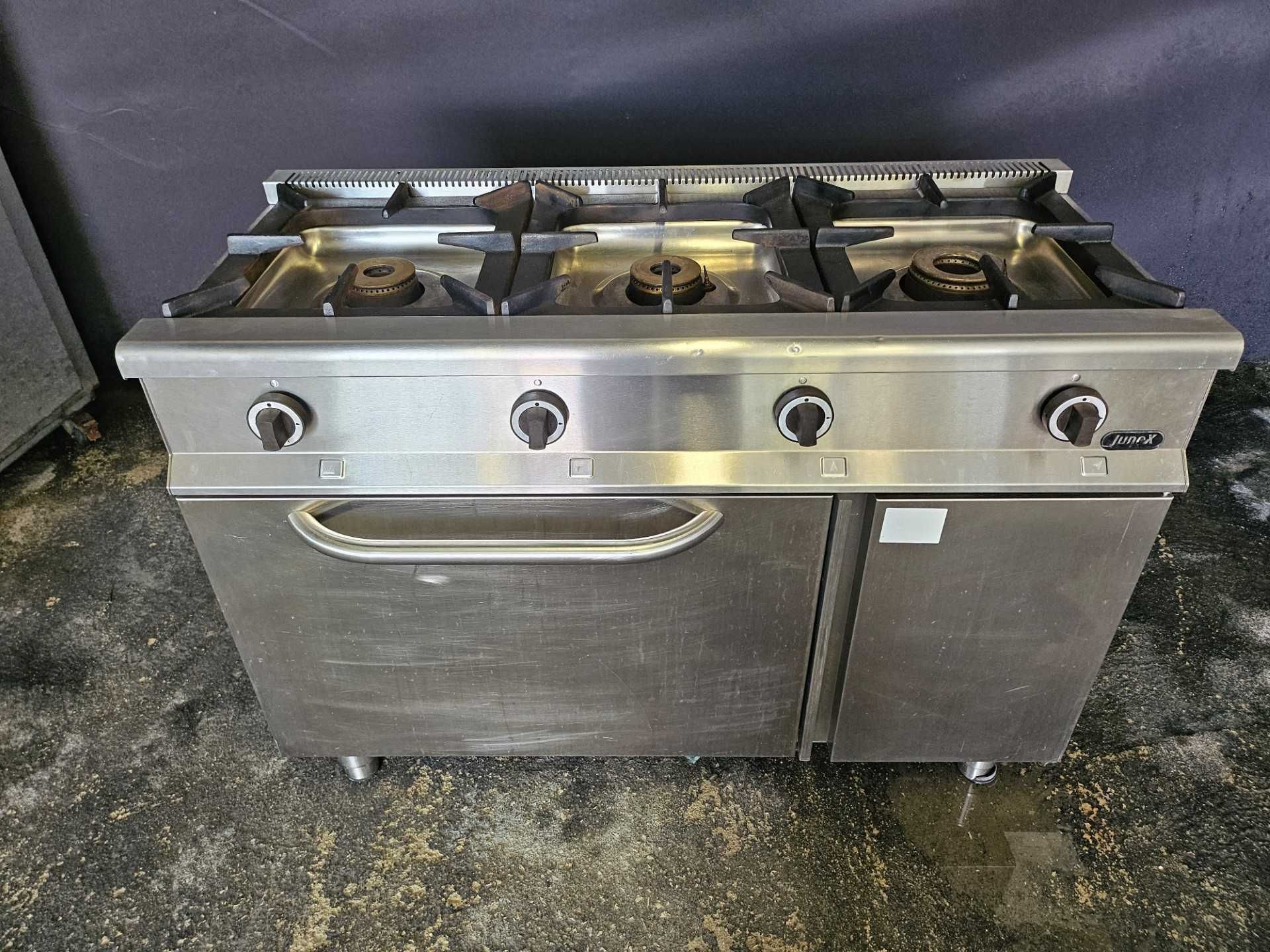 Fogão com 3 queimadores e forno