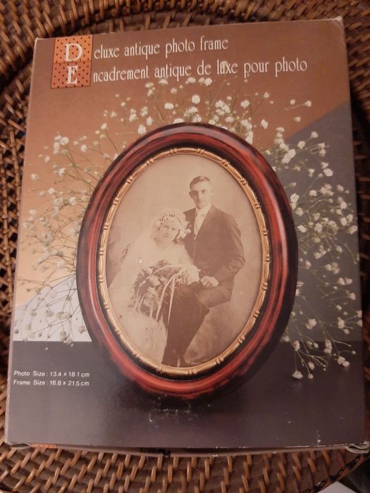 Moldura vintage oval de madeira a Estrear