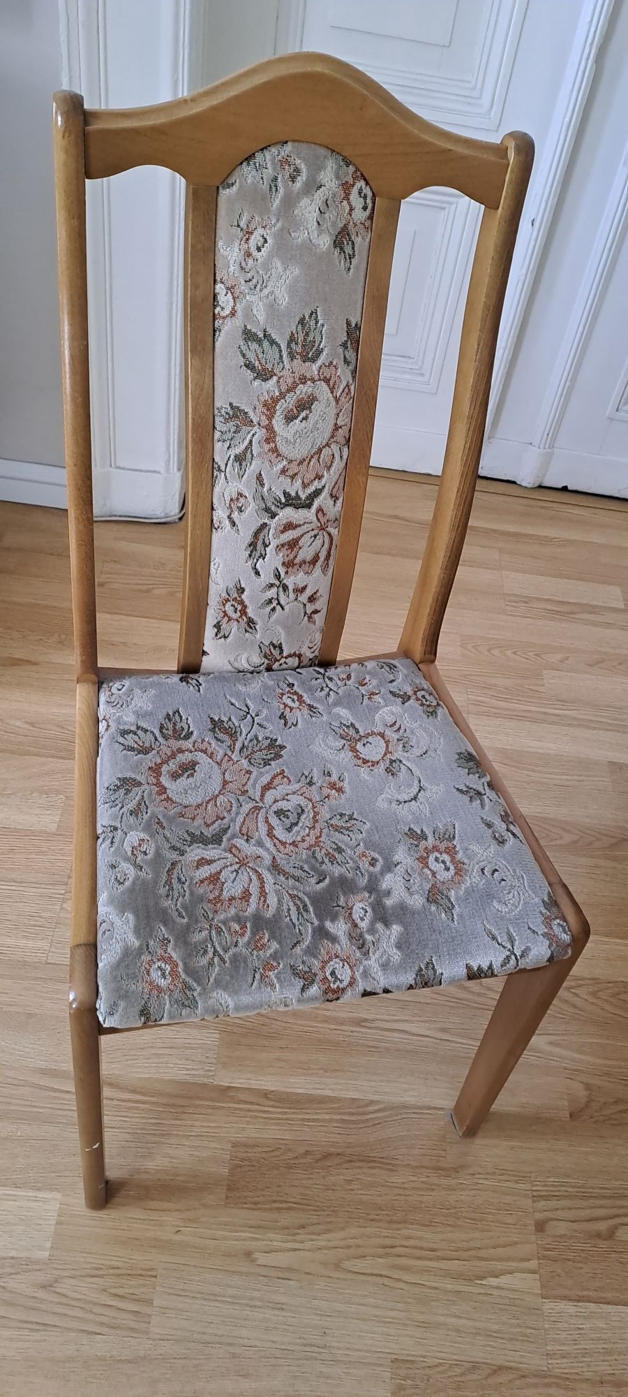 Stół dębowy z tapicerowanymi krzesłami