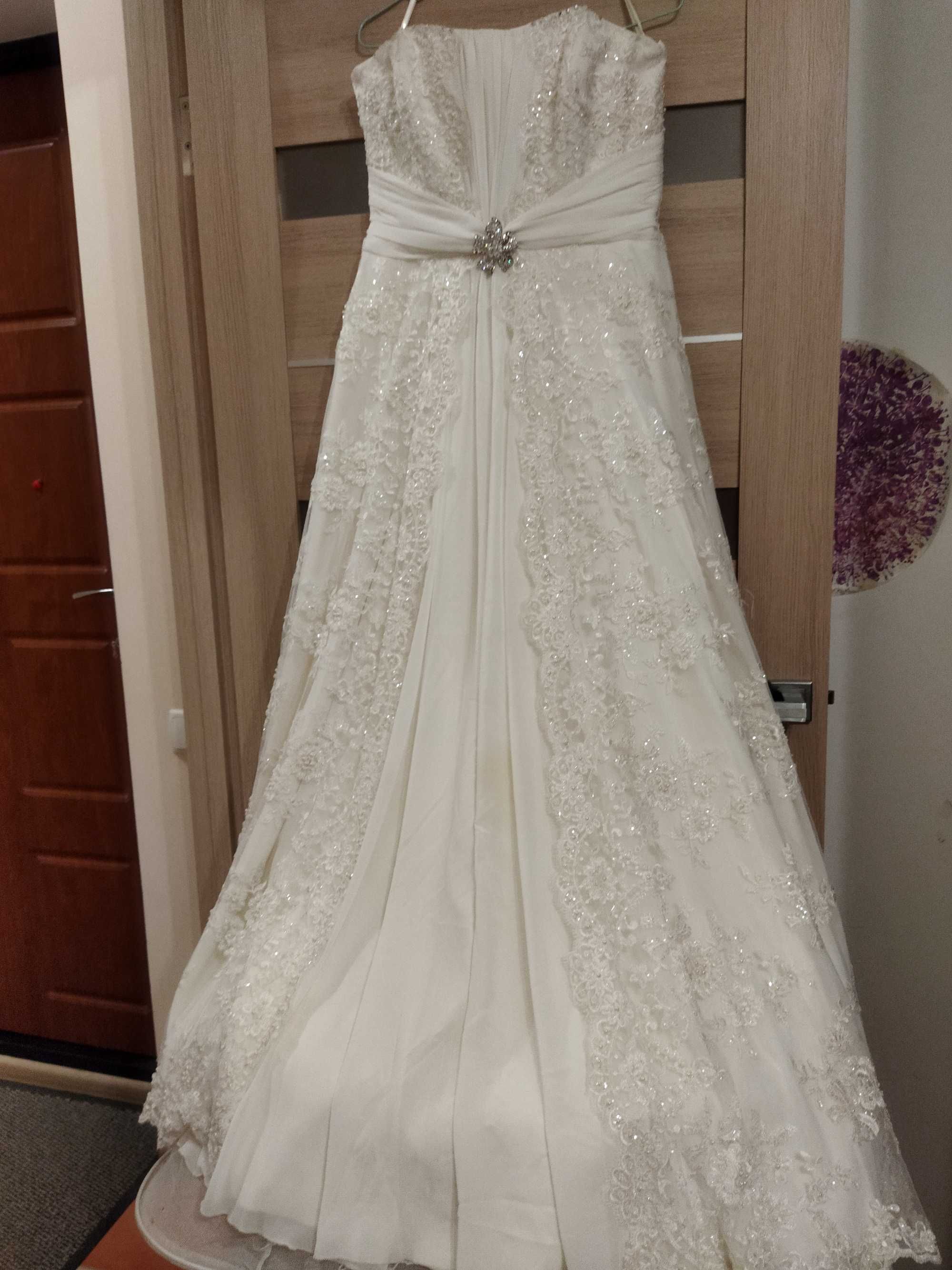 Плаття весільне, 50 розм., колір айворі, з шаллю, б/у. 3000грн.