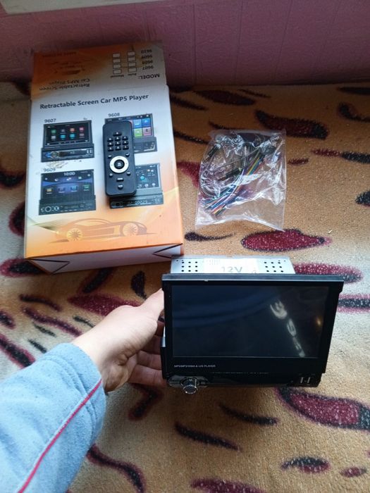 Продам магнітолу з виїздним  екраном є блютуз