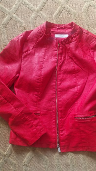 Nowa czerwona ramoneska na zamek