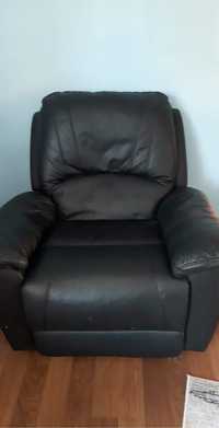 Czarny rozkladanu fotel