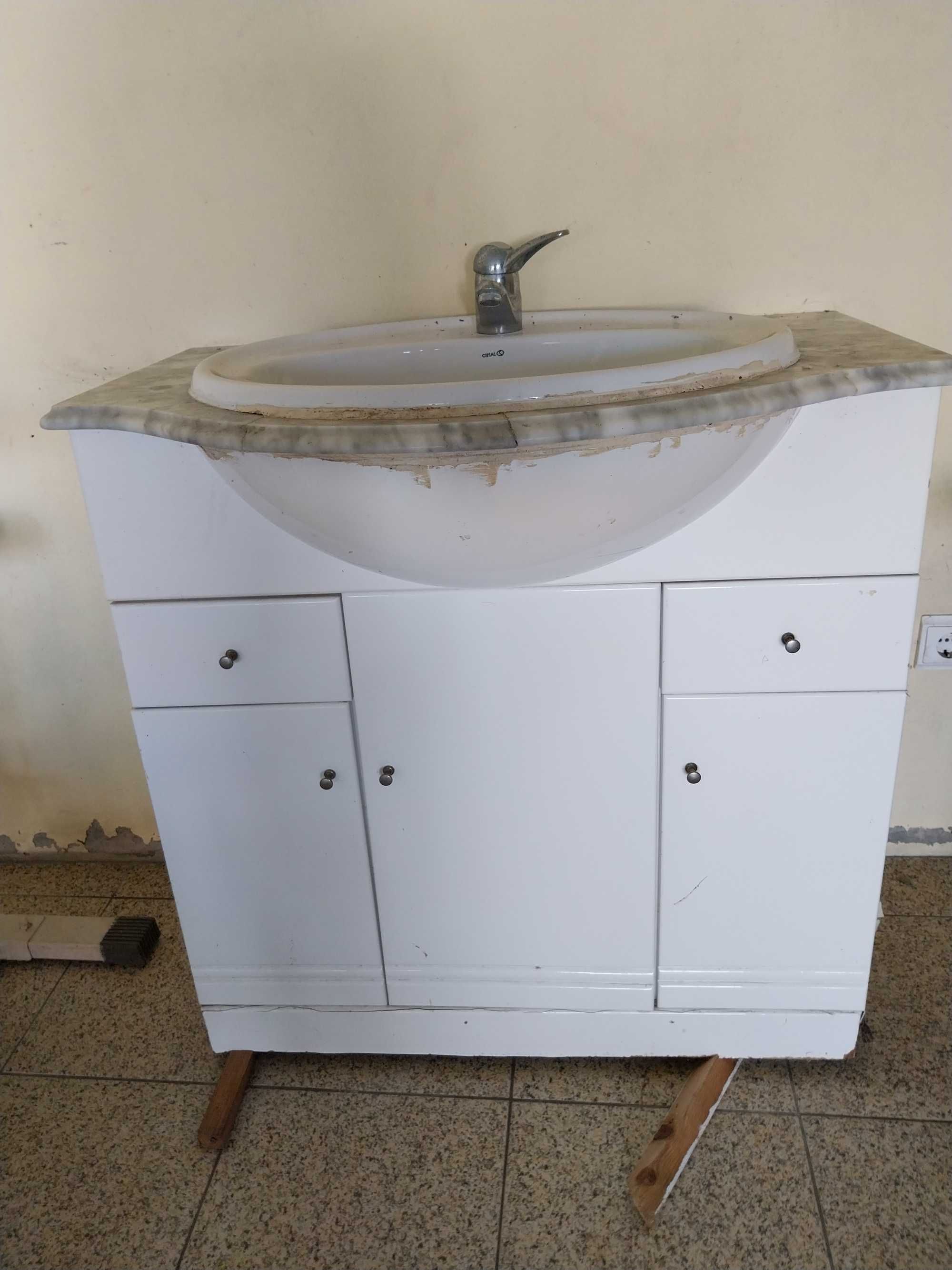 Armário de casa de banho com lavatório e com torneira