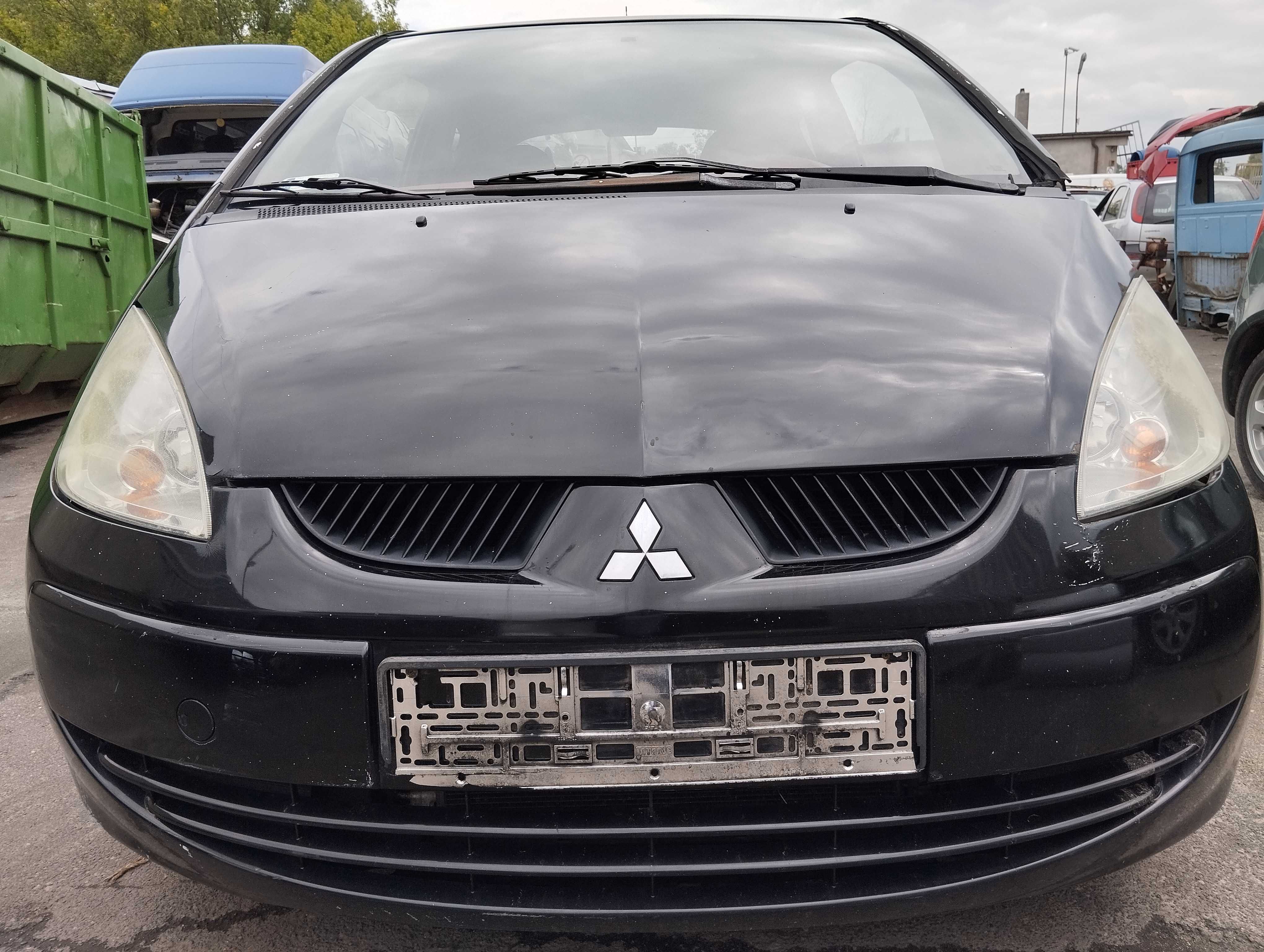 Mitsubishi Colt CZ3 1.3i 3D 2005r.Zderzak przedni.01D