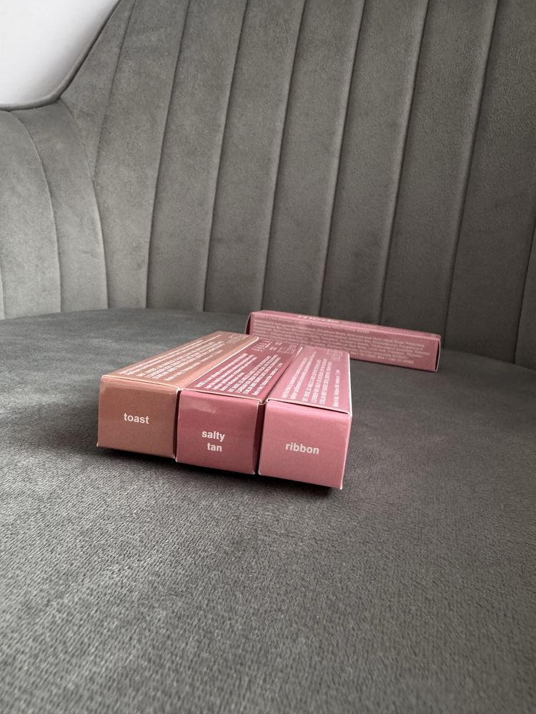 Блиск для губ блеск rhode ribbon salty tan помада