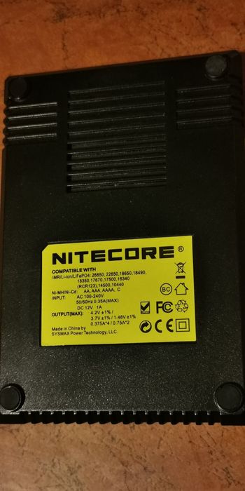 Ładowarka Nitecore D4 na 4 baterie z wyświetlaczem