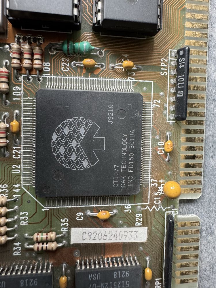 Stary komputer, monitor i klawiatura z lat 90