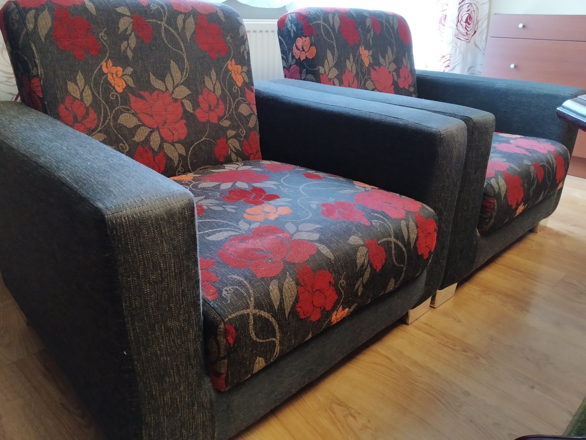 TANIO duży fotel, wzór w kwiaty, Black Red White.