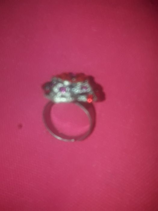 Anel brilhantes vermelho