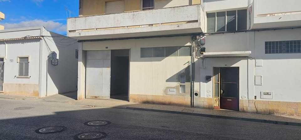 Aluga-se armazém com 110m2 em Loulé