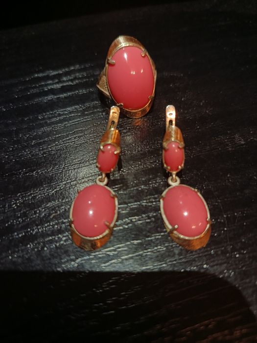 Винтажный ювелирный комплект с розовыми кораллами со вставкой золота