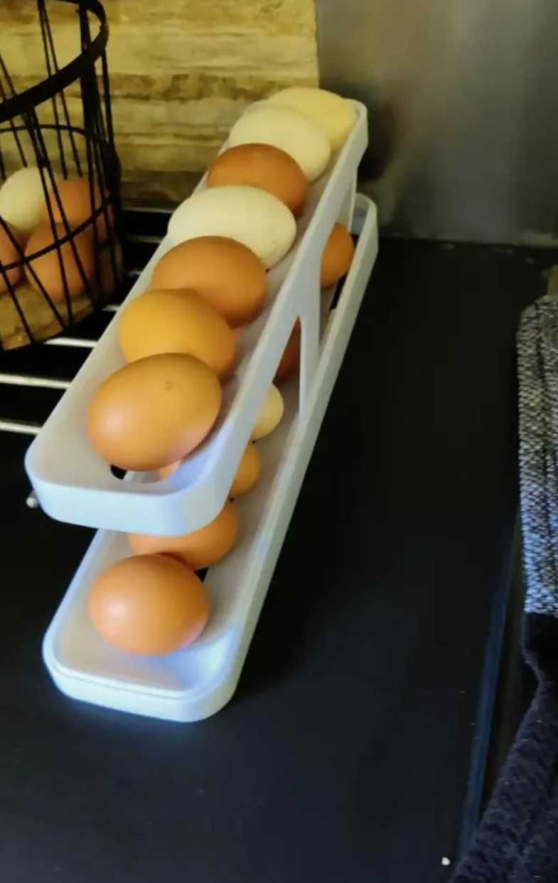 Stojak na jajka (automatycznie toczący się pojemnik).SKUTECZNY